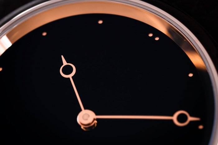 【H. Moser & Cie. x The Armoury】限量 28 枚﹒紳士之聯乘 Endeavour Small Seconds Total Eclipse 腕錶