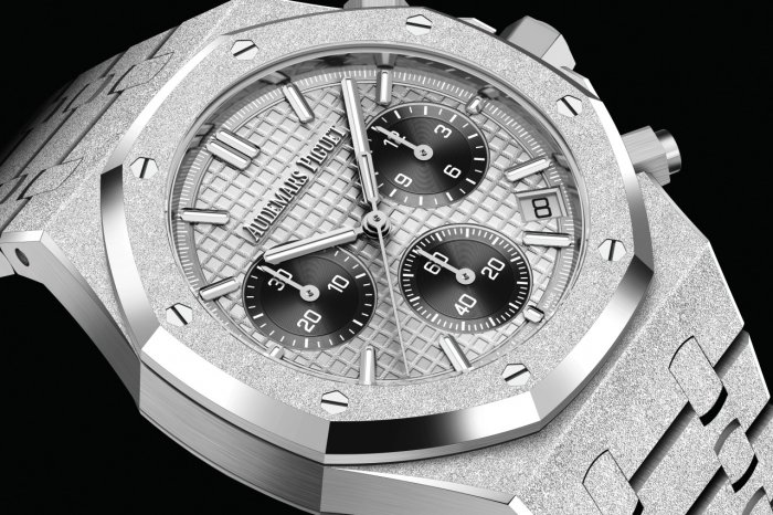 Audemars Piguet｜愛彼皇家橡樹系列腕錶 50 周年﹒Royal Oak Selfwinding Chronographs Gleaming with Frosted Gold 霜金賀新春