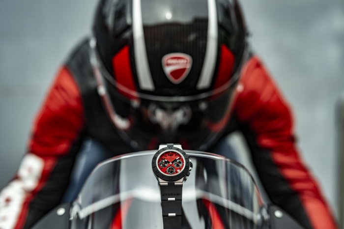 【BVLGARI x DUCATI】勁騎26之速度與激情跨界聯乘﹒BVLGARI Aluminium計時腕錶DUCATI特別版