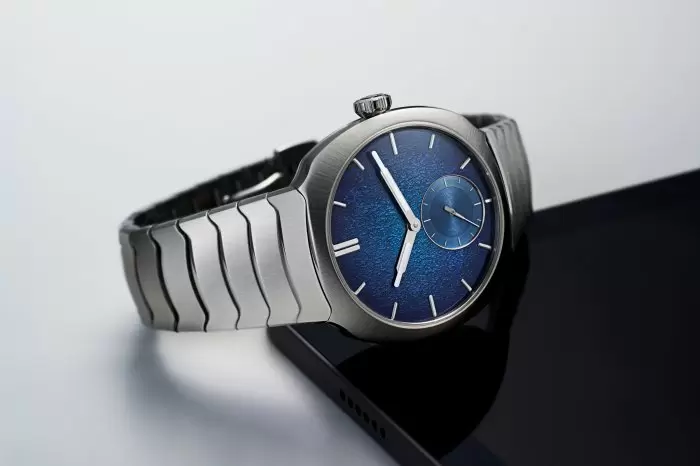 【H.Moser & Cie.｜皎兔過後見水藍．品牌又一款極致煙燻飾面之作｜小秒針藍色琺瑯腕錶｜新錶速報】