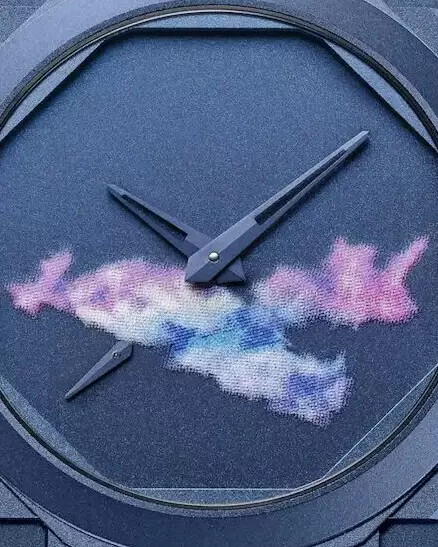 錶面的七色彩雲圖案