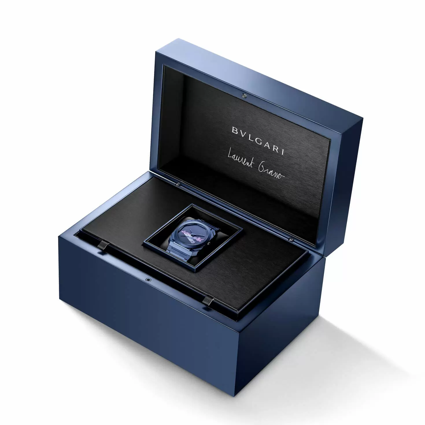 配備專屬典雅藍色錶盒，內部飾有 Laurent Grasso 的簽名和 BVLGARI Logo