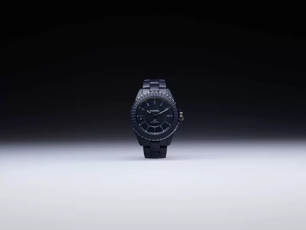 CHANEL J12 BLEU：藍色陶瓷的工藝傳奇