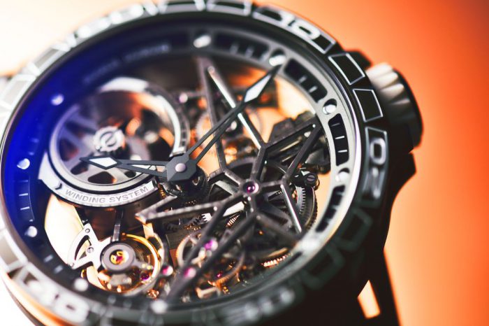 從賽道上重生 與經典賽事冠軍的另類重逢。 ROGER DUBUIS Excalibur Spider Pirelli Medium White