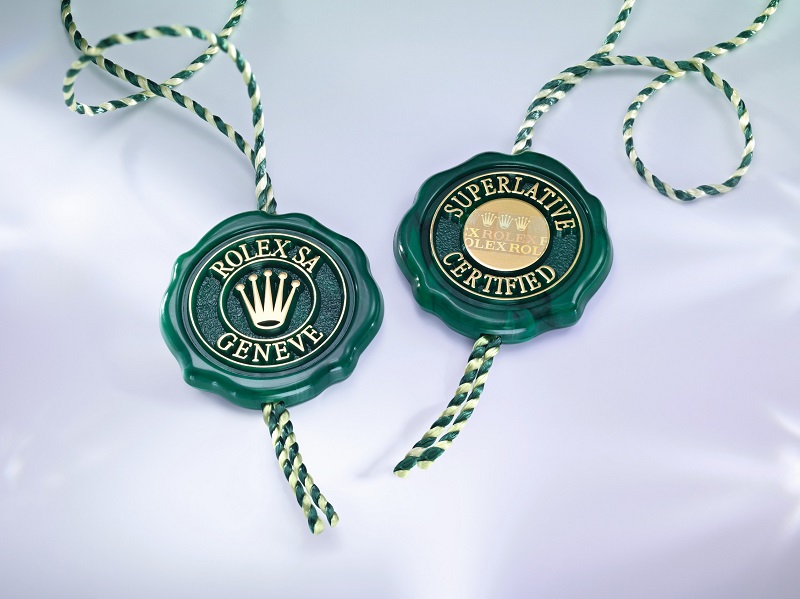 每一只勞力士腕錶除了勞力士綠色吊牌外，還附有另一枚頂級天文台徽章，並享有全球五年保固。