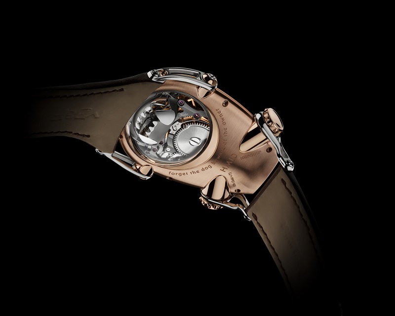 HM10 Bulldog錶背的儲能顯示造型就像鬥牛犬的大嘴，張開代表動力滿檔，閉合時則代表發條動力已耗盡。