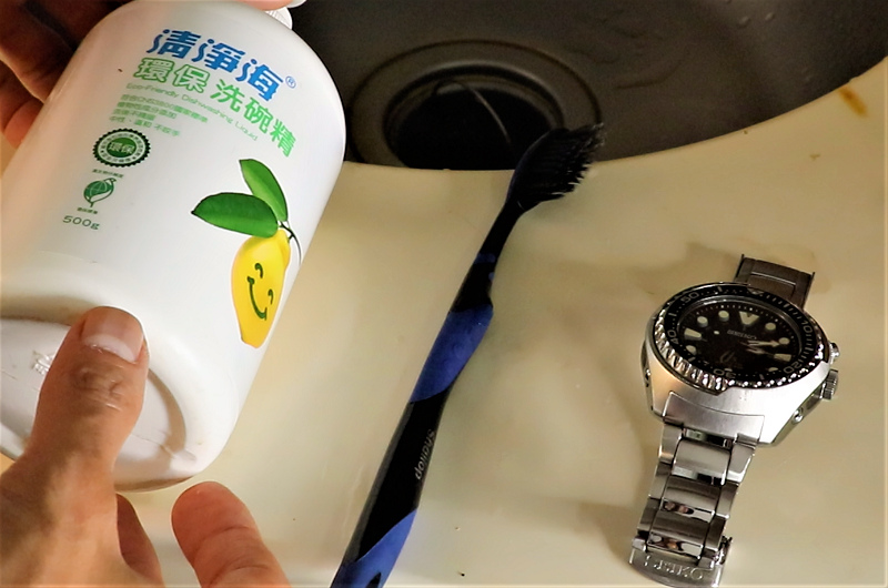 清潔腕錶請使用中性洗潔劑才不會讓錶殼與鍊帶出現腐蝕效果。