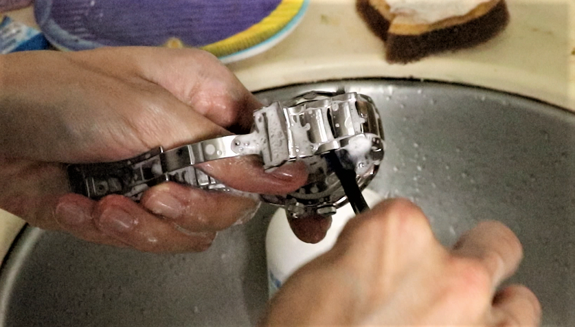 用來清潔腕錶的刷具最好使用軟毛牙刷才能確保不會產生刮痕。
