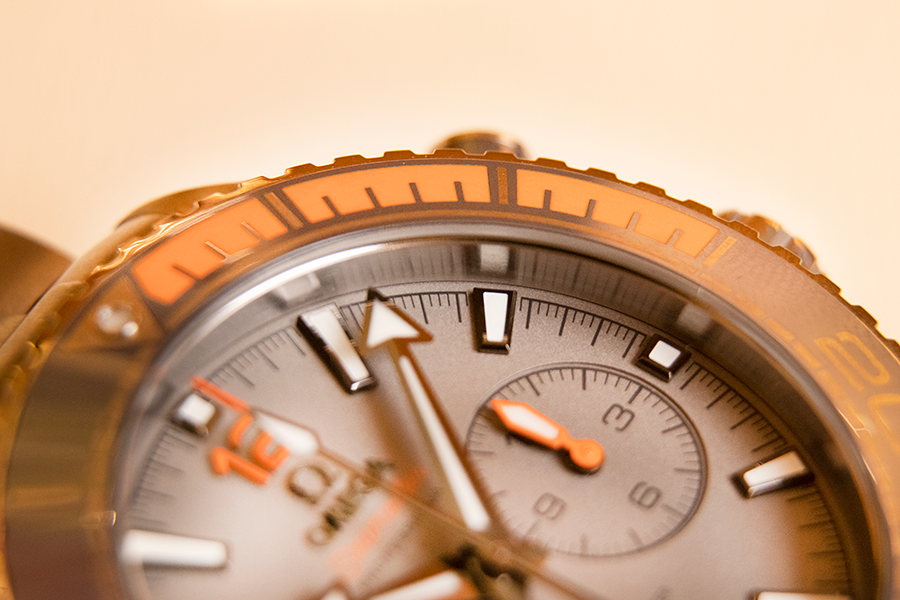 灰色氮化矽陶瓷錶圈上的橘色橡膠