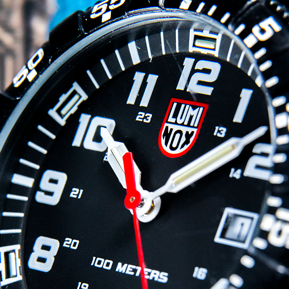 Luminox錶款皆採用LLT獨家技術，在指針和時標上裝配氚氣燈管，亮度更高且更持久，即使在水下也看得很清楚。