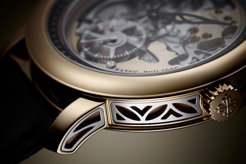 錶殼和錶耳側面都嵌入以白金精雕的葉片圖騰，就連錶殼左側的三問報時按把表面也細細雕上相同的紋路。