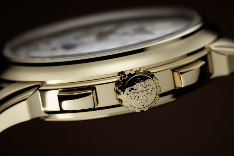 過去九年推出過各種貴金屬材質和面盤配色後，黃金錶殼的Ref. 5270終於在今年問世。