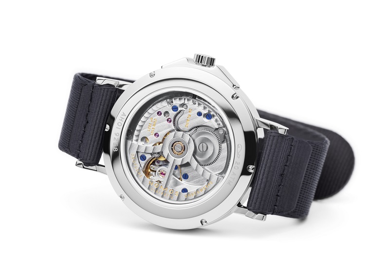 防水係數達200米的錶款少有像Ahoi Date般採用透明底蓋設計。