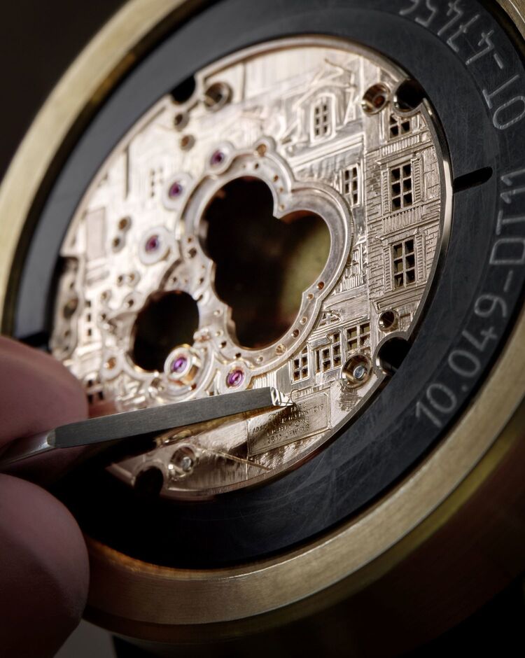 高細緻度的機刻呈現了此錶製作的困難及複雜度。