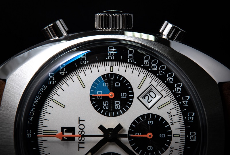 錶殼正面的髮絲紋打磨和側面的鏡面拋光結合出更豐富的錶款輪廓。