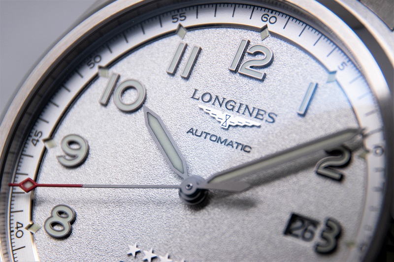 簡潔數字字體與指針樣式源自古董飛行錶，專賣店限定版更特別做出磨砂質地。