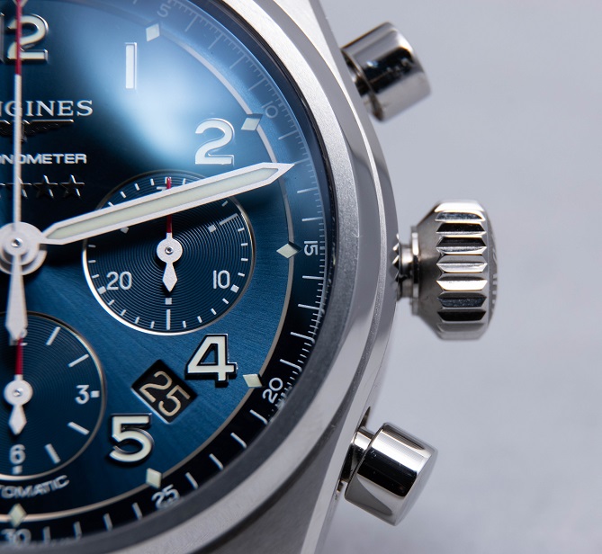 Spirit計時腕錶配備日期快調功能，按壓十點鐘位置的按把便可快速將日期往前調整。