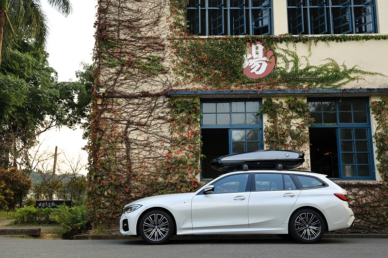 BMW 320i Touring配備有包括M款空力前保桿、18英寸專屬雙肋十輻式鋁合金輪圏和專屬鋁質格紋飾板在內的整套M Sport套件。