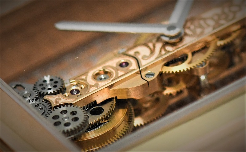 為了讓錶冠既可以上鍊又能調整時間，金橋機芯必須要加入額外的小齒輪去作連動。