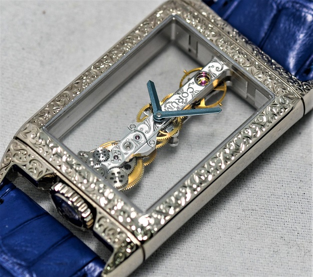白金款的錶殼上以純手工雕刻的圖騰，從1980年就開始出現在金橋機芯上。