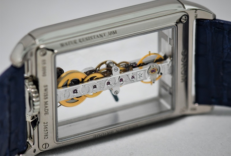 錶殼裡只有兩根指針橫亙錶殼的直線排列機芯，看起來就好像這一根機芯漂浮在錶殼中間般。