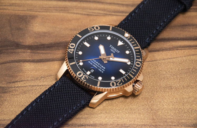 再從錶帶延伸看回錶面，天梭把它定義為「神秘藍」，錶盤中間的漸變藍色
